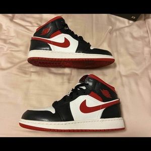 Jordan 1 Mid GS Black Gym Red